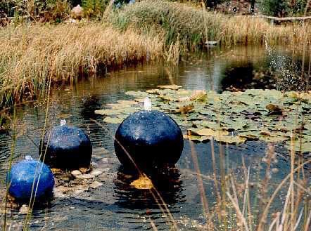 Brunnenkugeln · Tiefblau im Teich