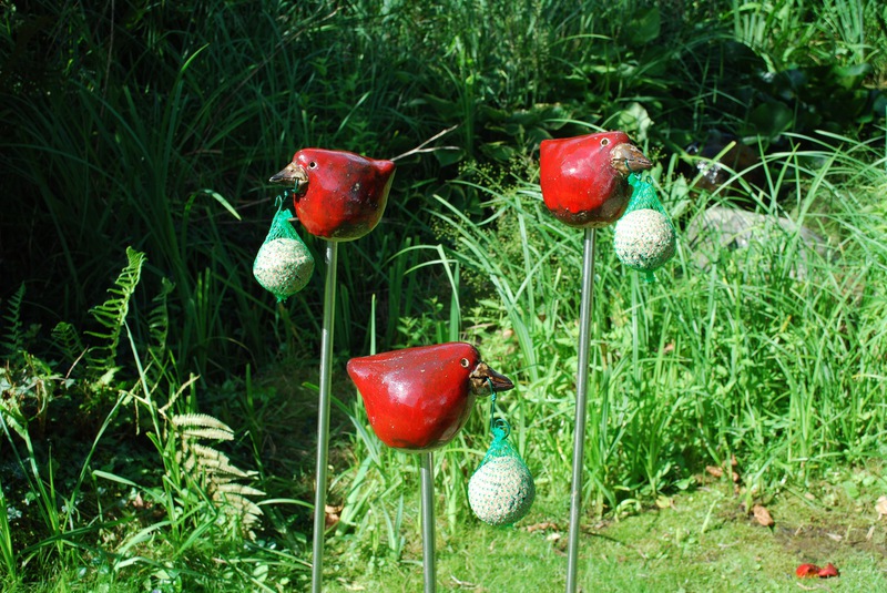 Kardinäle · Drei rote Vögel